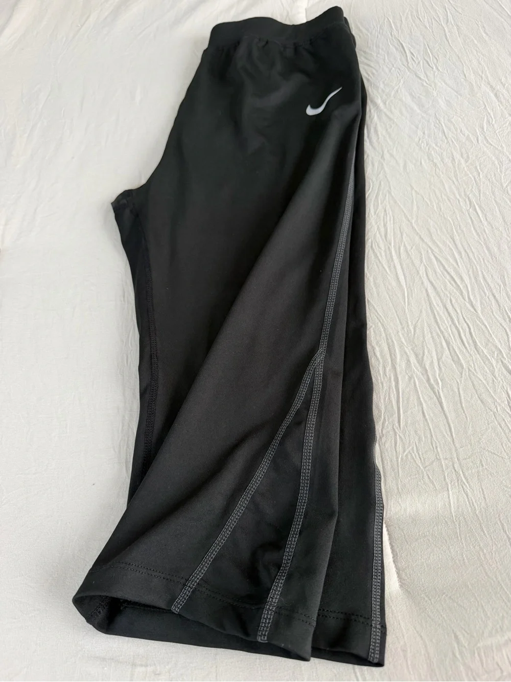Nike women Black Cropped Athletic Leggings with White Swoosh‎